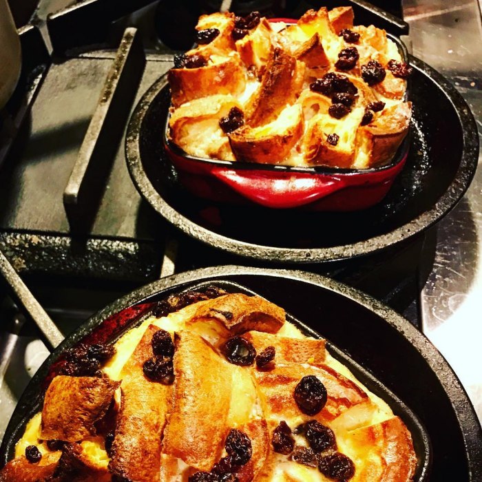 Хлебный пудинг с маслом и изюмом