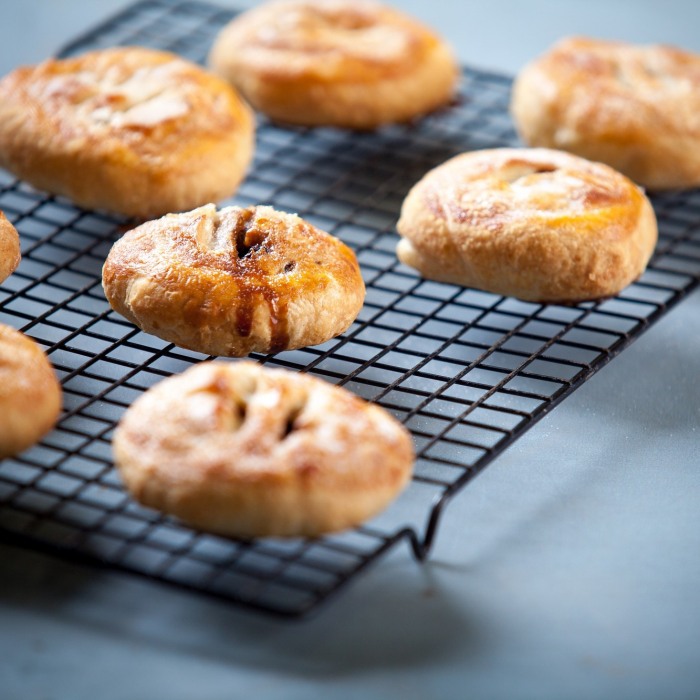 Экклские слоёные пирожки с изюмом
