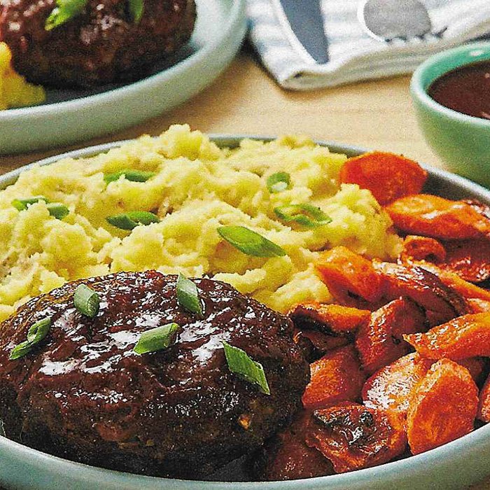 Мясные рулеты в соевой глазури с картофельным пюре из васаби и запеченной морковью