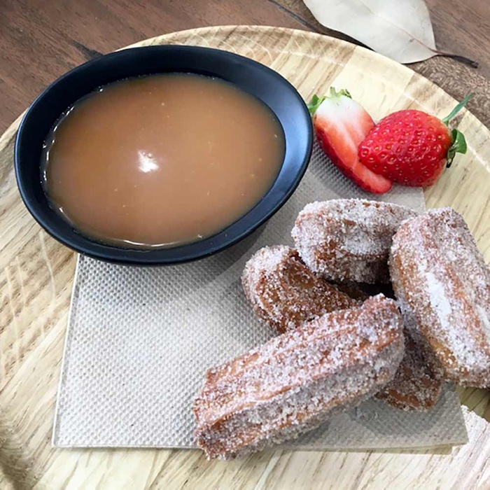 Шоколадные чуррос с соусом из шоколада и соленой карамели