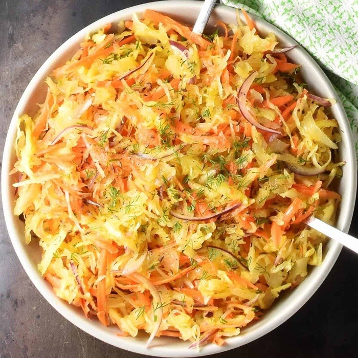 Салат из квашеной капусты и рыбы