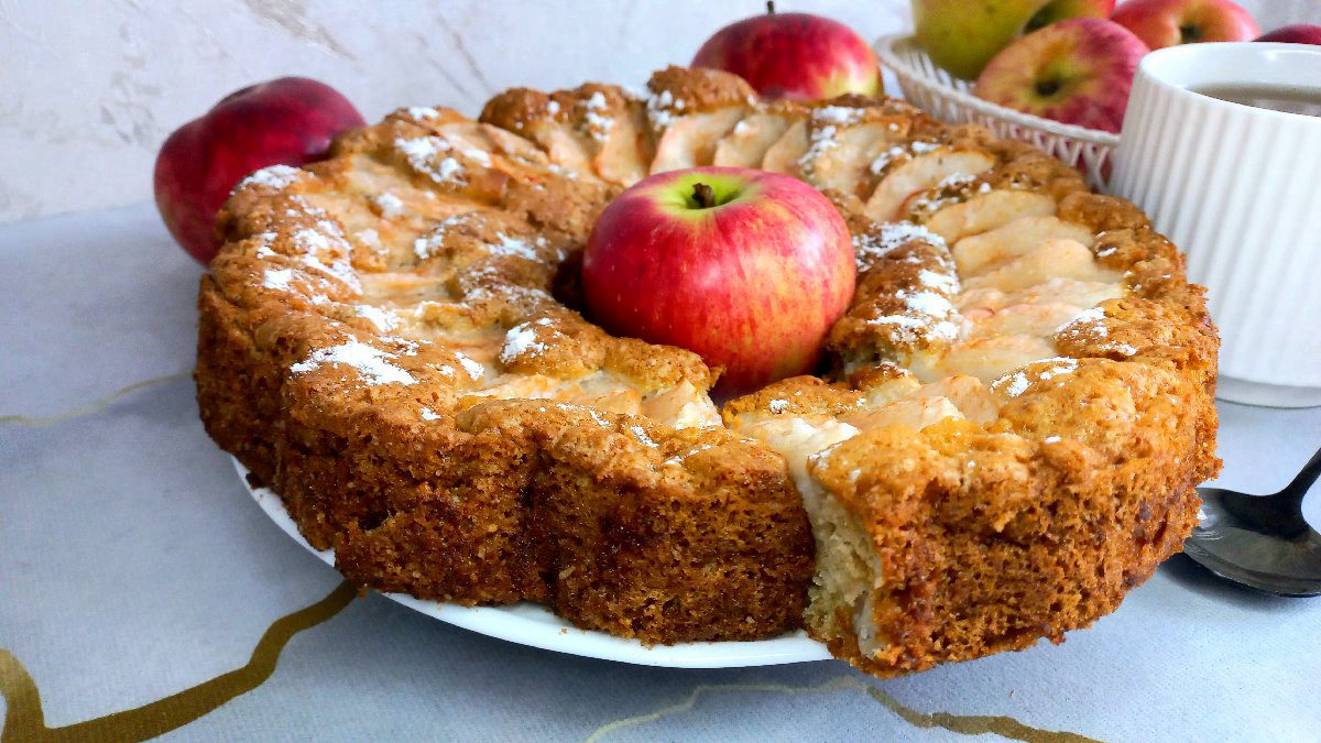 Шарлотка с яблоками