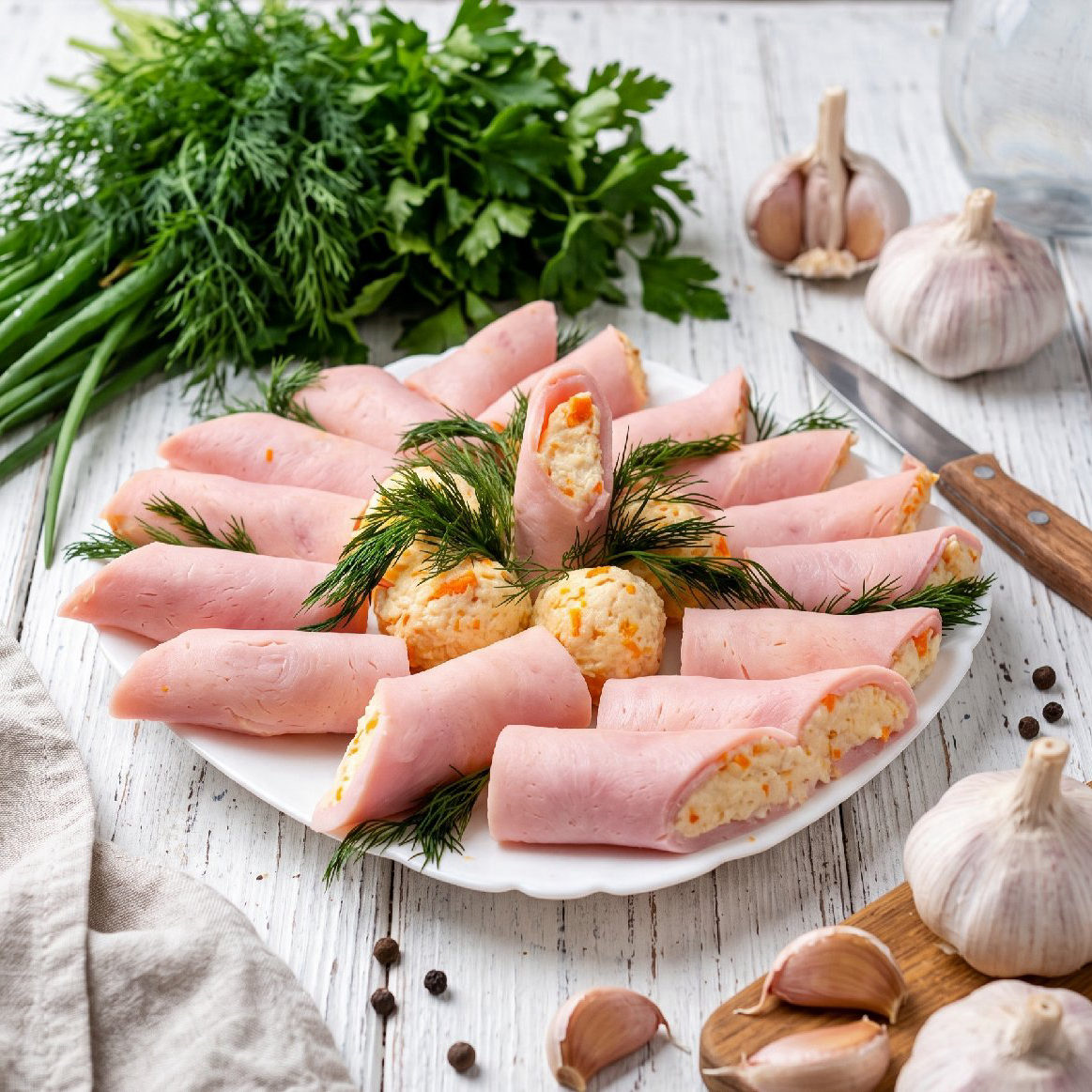 Рулетики из ветчины с пикантной сырной начинкой
